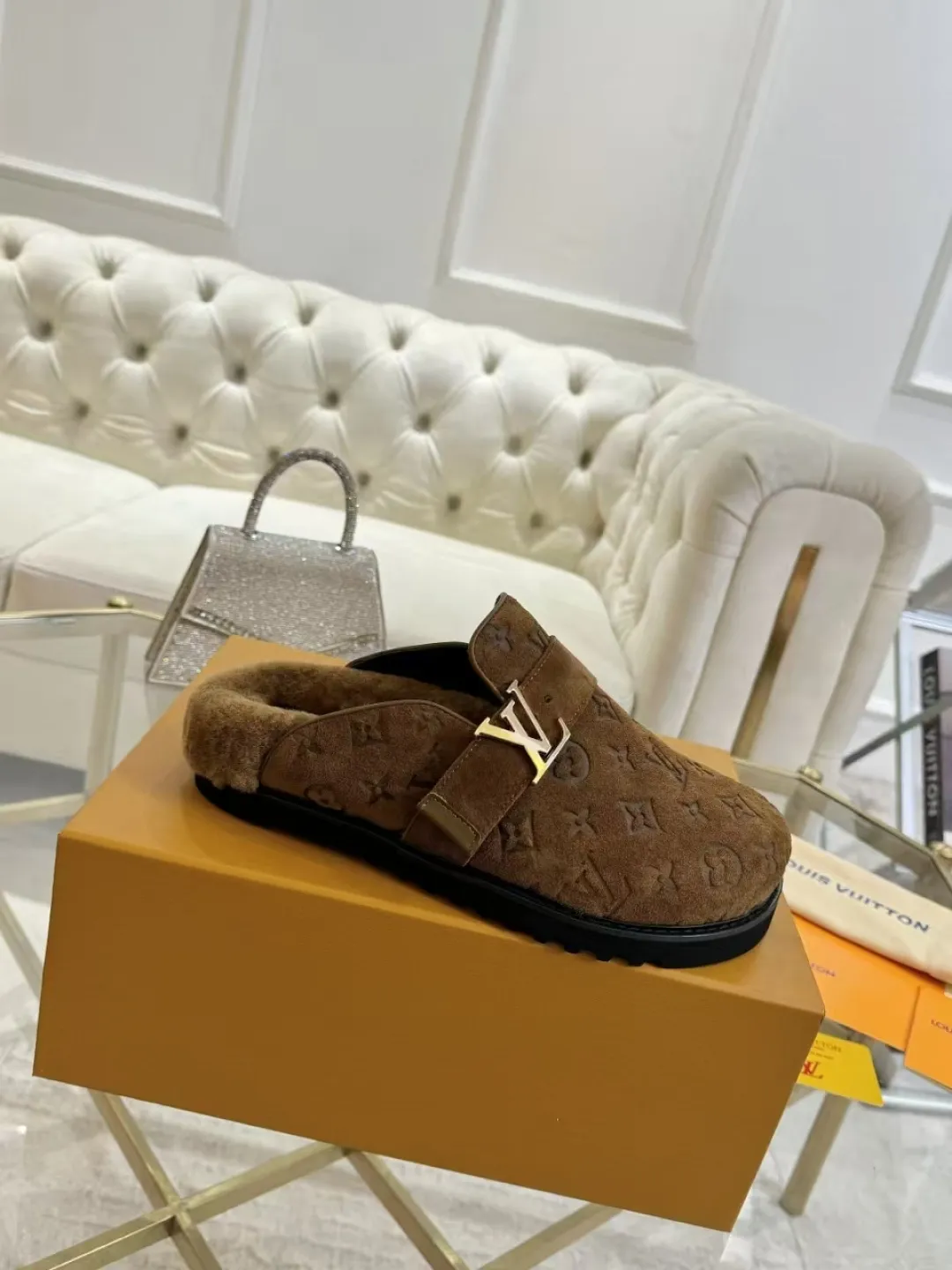 p600✨ LV Couple’s Wool Slippers｜Full of high-end feel, the soles of your feet are luxurious✨ We have achieved the ultimate restoration of the "higher version" of this pair of LV classic toe-toe slippers! 👫💫 🌟 The core advantages are clear at a glance: ✔️ Original jacquard + cowhide fabric, delicate texture, high-end at first glance; ✔️ 280% pure wool lining, wearing barefoot is like stepping on clouds ☁️, soft and skin-friendly and not sweaty; ✔️ Non-slip rubber bottom + three-dimensional toe design, super stable for walking, fashionable and practical!  👀 Must-have attention to detail: Belt buckle + classic LV presbyopic elements, revealing the aura of a big-name brand in a low-key manner ~ Whether it is a couple dating or a trip with besties, both of them are the focus when they go out👟💖 ✨ Easily match the wardrobe: jeans + sweaters, lazy and casual style ✔️ Coat + skirt, refined and elegant ✔️ One pair of shoes can handle a variety of styles, and the sense of luxury is never artificial ~ #LV slippers #couple outfit #High-End Customization #Quality Shoes Recommendation Fabric: Yangjing/classic jacquard fabric Lining: Imported wool lining Sole: Original rubber sole Size: Female 35-41 Male 38-46
